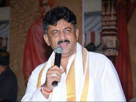 కాంగ్రెస్‌లో సెగ: సోనియా మాట్లాడాలని చూసినా ట్రబుల్ షూటర్ నో, రాహుల్ ముందు శివకుమార్ డిమాండ్ల చిట్ట