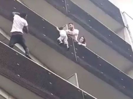 4అంతస్తులు స్పైడర్ మ్యాన్‌లా ఎక్కేసి బాలుడ్ని కాపాడాడు: అధ్యక్షుడి ప్రశంస, పౌరసత్వం(వీడియో)