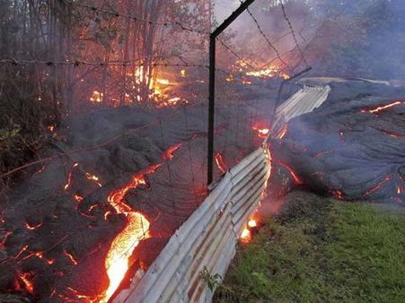 హవాయిలో లావా ప్రవాహం, ఆ దారిలో మండే వాయువుల తొలగింపు!