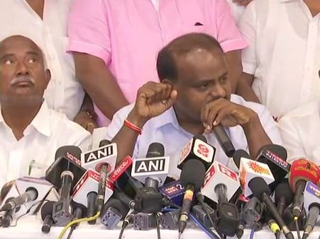 మేమంతా ఒక్కటి: బీజేపీకి రేవణ్ణ షాక్, బీజేపీ రూ.100 కోట్ల ఆఫర్ చేసింది, గవర్నర్ వద్దకు కుమారస్వామి