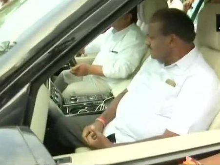 హైడ్రామా: రాజ్ భవన్ ఎదుట కుమారస్వామి, ఎమ్మెల్యేల నిరీక్షణ, సెక్యూరిటీతో వాగ్వాదం