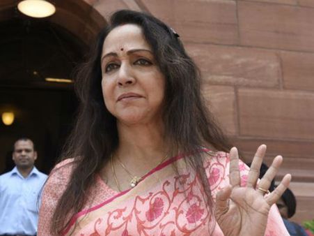 బీజేపీ ఎంపీ హేమామాలినికి పెద్ద ప్రమాదం తప్పింది