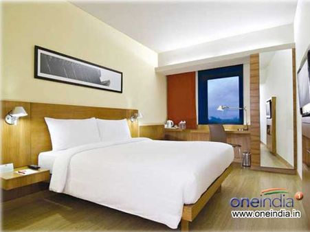 పెళ్ళికాలేదని హోటల్‌లో రూమ్‌ ఇచ్చేందుకు నిరాకరణ