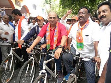 కాంగ్రెస్, ప్రకాశ్‌రాజ్‌కి షాక్: బీజేపీ తరపున గౌరీ లంకేష్ సోదరుడు ప్రచారం, సిద్ధరామయ్యపై ఫైర్