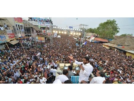 అసమర్థ చంద్రబాబు ఏం చేస్తున్నారంటే? తెలంగాణ బెటర్: ఏకేసిన జగన్