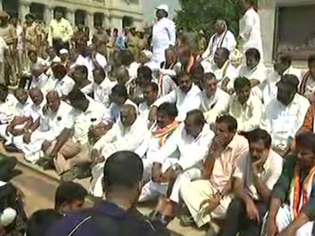 యడ్యూరప్ప ఎఫెక్ట్: మహత్మాగాంధీ విగ్రహం ఎదుట కాంగ్రెస్, జెడి(ఎస్) నేతల ధర్నా