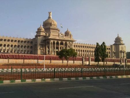 కర్ణాటకలో 215 మంది ఎమ్మెల్యేలు కోటీశ్వరులు, క్రిమనల్ కేసుల్లో కూడ టాప్: ఏడీఆర్ రిపోర్ట్