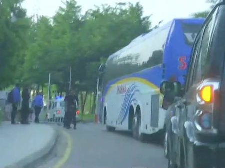 కర్ణాటక బలపరీక్ష: బెంగుళూరుకు చేరుకొన్న కాంగ్రెస్, జెడి(ఎస్) ఎమ్మెల్యేలు