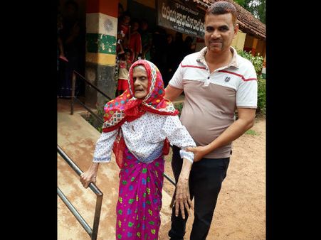 ఓటు వేసిన 105 ఏళ్ల వృద్దురాలు, యువతకు ఆదర్శం: భారీ వర్షాలు, అభ్యర్థుల గుండెల్లో గుబులు!