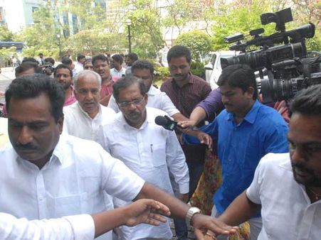 తాజ్ క్రిష్ణలో క‌ర్ణాట‌క‌ ఎమ్మెల్యేలు, నోవాటెల్ లో జేడీయస్ ఎమ్మెల్యేలు