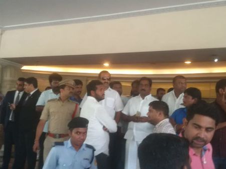 సుప్రీం ఎఫెక్ట్: హైద్రాబాద్ నుండి కర్ణాటకకు కాంగ్రెస్, జెడి(ఎస్) ఎమ్మెల్యేలు