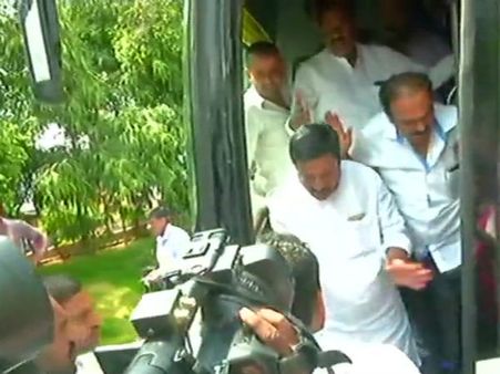 హైద్రాబాద్‌లో కర్ణాటక ఎమ్మెల్యేలకు కాంగ్రెస్ ఎమ్మెల్యే వంశీ స్వాగతం