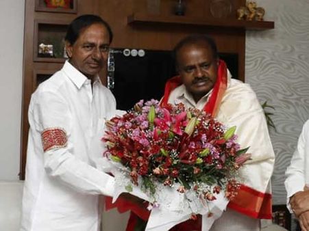 సత్తా చాటారు: కుమారస్వామి, దేవెగౌడను కలిసిన కేసీఆర్, ప్రమాణస్వీకారానికి గైర్హాజరు