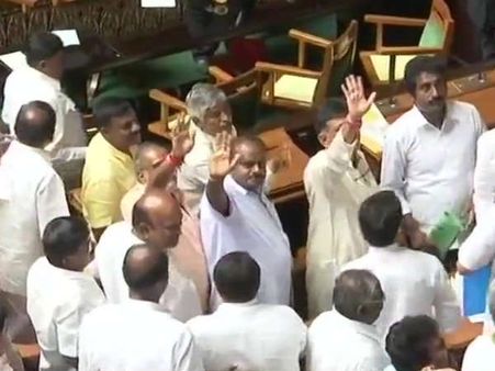 తదుపరి ముఖ్యమంత్రిగా కుమారస్వామి: ఎమ్మెల్యేల హైదరాబాద్ తరలింపు మలుపుతిప్పింది