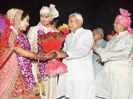 తిండి దొంగలు: తేజ్‌ప్రతాప్-ఐశ్వర్య పెళ్లిలో రౌడీ అతిథుల హల్‌చల్, పెళ్లికి నితీష్