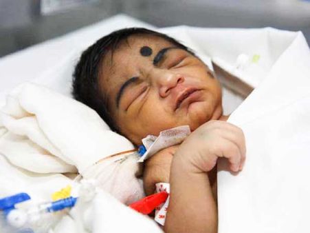 అప్పుడే పుట్టిన కొడుకు గుండె చప్పుడును నిలబెట్టడానికి ఒక తల్లి పోరాటం