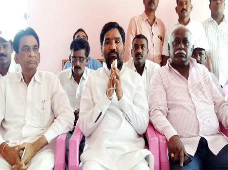 నన్ను క్షమించండి.. దానికి చింతిస్తున్నా: చేతులు జోడించి వేడుకున్న టీఆర్ఎస్ ఎమ్మెల్యే