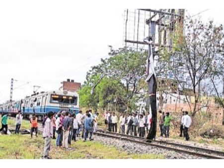 విద్యుత్ తీగలపై పడిన ఫ్లెక్సీ: ఆగిపోయిన ఎంఎంటీఎస్ రైలు