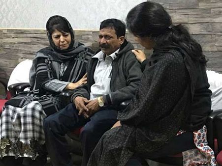 రాళ్ల దాడిలో చెన్నై యువకుడు మృతి: సిగ్గుతో తలదించుకుంటున్నానని సీఎం ముఫ్తీ