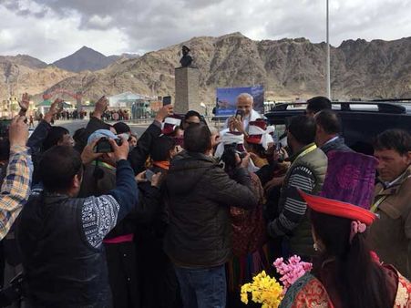 కర్ణాటక విశ్వాస పరీక్ష: జమ్మూలో మోడీ టూర్