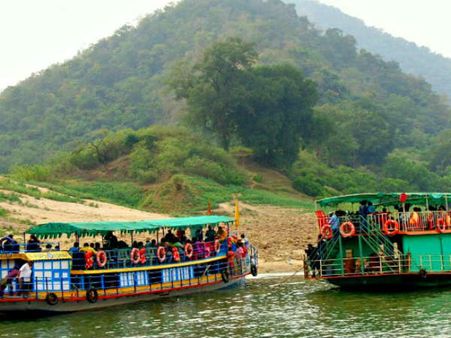 పాపికొండలకు వెళ్లే బోట్ల నిలిపివేత..ఒక్కదానికి పర్మిషన్ లేదు:అయినా డోంట్ కేర్