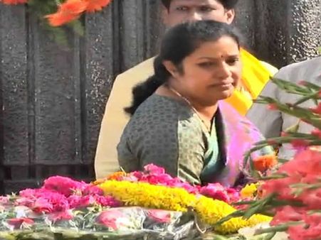 బాలకృష్ణ, హరికృష్ణ మహానాడు వేదికపై ఉంటే బాగుండేది:పురంధేశ్వరి