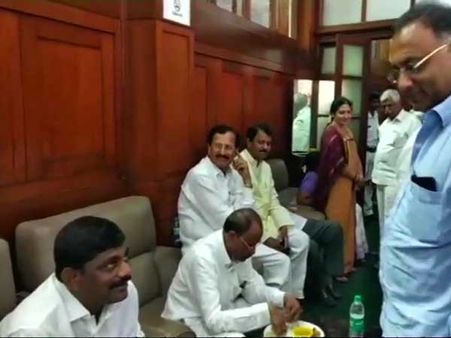 అసెంబ్లీకి చేరుకొన్న ఆ ఇద్దరు: 'కాంగ్రెస్ కే ఓటు', ఇంత కాలం ఎక్కడ?