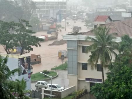 కోస్తాలో భారీ వర్షాలు, కుప్పకూలిన ఇండ్లు, ఇద్దరి మృతి, సీఎం ఆదేశం, కేంద్రం సహకారం!