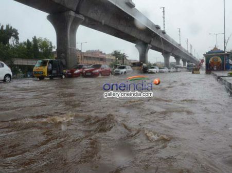 దంచికొట్టిన వాన.. పట్టపగలే కారుచీకట్లు: ఆ 2గంటలు బీభత్సం..