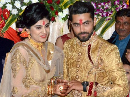 దారుణం: జడేజా సతీమణి రీవాపై పోలీస్ కానిస్టేబుల్ దాడి, జుట్టుపట్టి ఈడ్చాడు