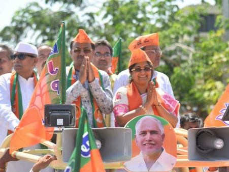 కర్ణాటక రిజల్ట్స్: శశికళ మరోసారి గెలుపు, ఆమె భర్త అన్నాసాహెబ్ మరోసారి ఓటమి