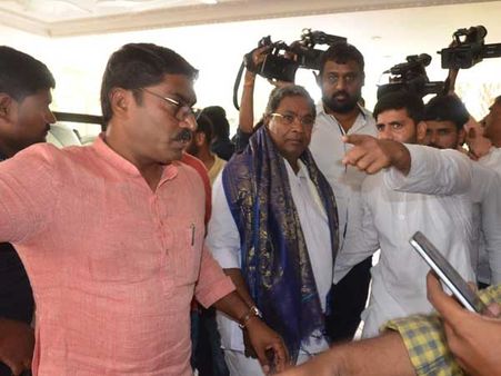 సిద్దరామయ్య, ఆజాద్ విమానానికి అనుమతి నిరాకరణ, గంటకు పైగా ఫ్లైట్‌లోనే