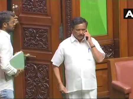 విదాన సౌధ చేరుకున్న కర్ణాటక స్పీకర్: సుప్రీం కోర్టు తీర్పుకు ముందే కుర్చీలో, ఏం జరిగినా!