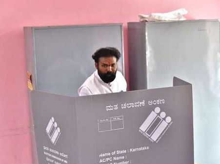 ఓటింగ్ యంత్రం ముందు ధ్యానం, కళ్లకు మొక్కుకున్న బళ్లారి శ్రీరాములు, ఎన్నికల నియమాలు!