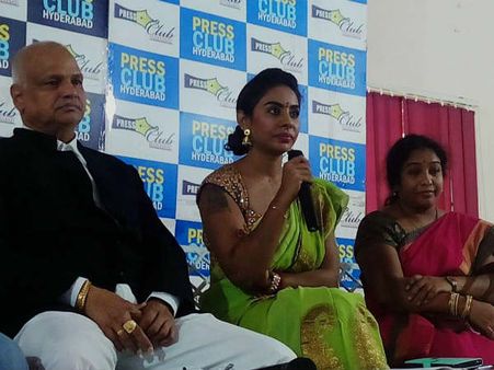 తెలంగాణ ఉద్యమాన్ని మించి: నటి శ్రీరెడ్డి, 'సుప్రీంలో పిల్ డీజీపీ నుంచి కేంద్రం వరకు'