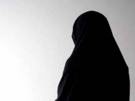 బురఖా వేసుకొని ఇంట్లోకి చొరబడ్డ దొంగ...అరిచిందని పొడిచాడు