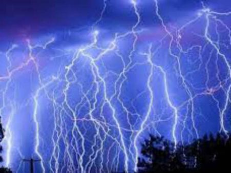 ఆ రెండు జిల్లాల్లో పిడుగులు...అక్కడేమో సముద్రం అల్లకల్లోలం:వాతావరణ శాఖ హెచ్చరికలు