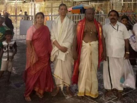 శ్రీవారికి రూ.2కోట్ల విలువైన స్వర్ణ ఖడ్గం బహూకరించిన భక్తుడు