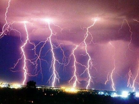 వణికిస్తున్న పిడుగులు: ఒక్కరోజే 40వేల పైచిలుకు, ప్రకృతి పగబట్టిందా?