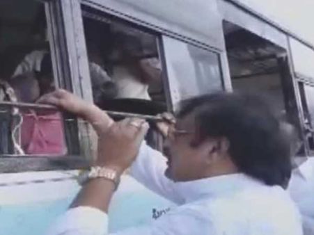 బస్సులో పాటలు వింటున్న యువకుడిపై వర్ల అభ్యంతరకర వ్యాఖ్యలు, కంగుతిన్న అధికారులు