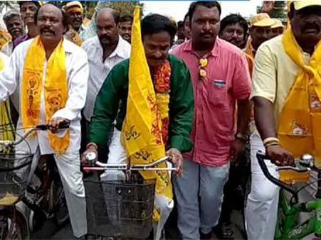 బాలయ్య ఇలాకాలో ఏపీ హోదా కోసం వేణుమాధవ్ సైకిల్ ర్యాలీ