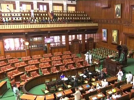 కర్ణాటక అసెంబ్లీ మధ్యాహ్నం 3.30 వరకు వాయిదా: విరామంలో ఏం జరుగుతుందో?