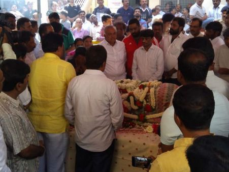 బీజేపీ ఎమ్మెల్యేకి అన్నీ పార్టీల శ్రధ్దాంజలి, కేంద్ర మంత్రుల కన్నీరు, ఎన్నికలు వాయిదా!