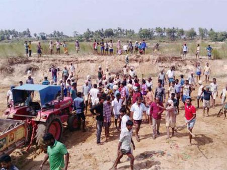 వంశధార నదిలో ఘర్షణ...పలువురికి గాయాలు,ఇసుక తవ్వకాలపై వివాదమే!