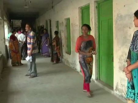 లైవ్: 4 లోక్ సభ, 10 అసెంబ్లీ స్థానాలకు ఉపఎన్నికలు!: ఈవీఎంలలో లోపాలు?