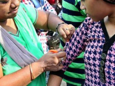 షాక్: పరీక్ష కేంద్రంలో యువతుల దుస్తుల్ని బహిరంగంగా కత్తిరించారు