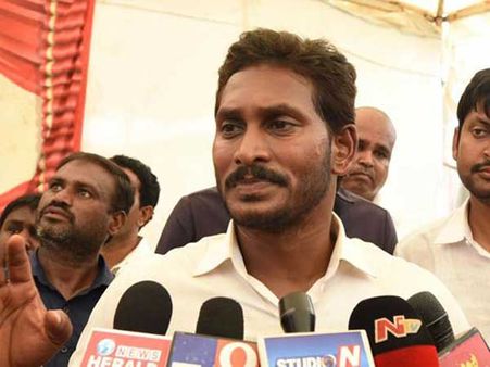 చంద్రబాబుపై హత్యా కేసు పెట్టాలి...వంద బోట్లను ప్రభుత్వం నియంత్రించలేదా?:వైఎస్ జగన్