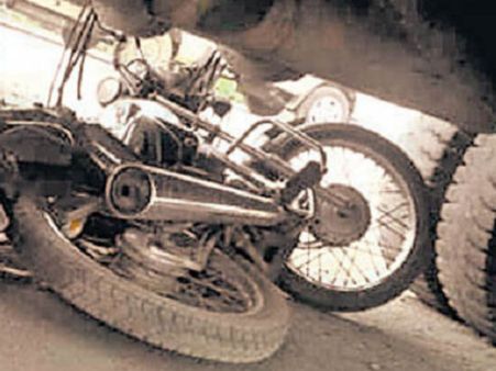 భార్య వేరొకరి బైక్‌‌పై వస్తుండటం చూసి...లారీతో గుద్ది చంపిన భర్త