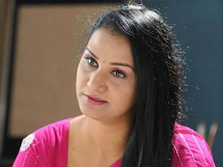 సినీనటి అపూర్వకు ల్యాండ్ మాఫియా బెదిరింపులు...రాజకీయ నేతల ప్రమేయం?