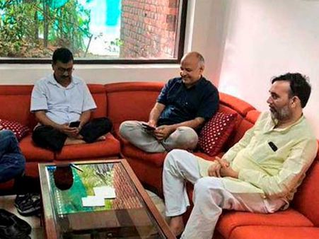 వారానికి పైగా ఎల్జీ నివాసంలో ఆందోళన: ధర్నా విరమించిన కేజ్రీవాల్, మంత్రులు